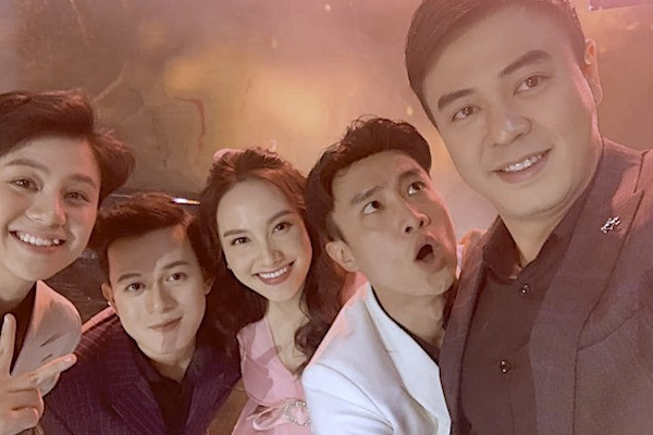 Bảo Thanh chụp ảnh selfie vui vẻ cùng dàn diễn viên "Về nhà đi con" trong chương trình ghi hình Chào Xuân 2021.