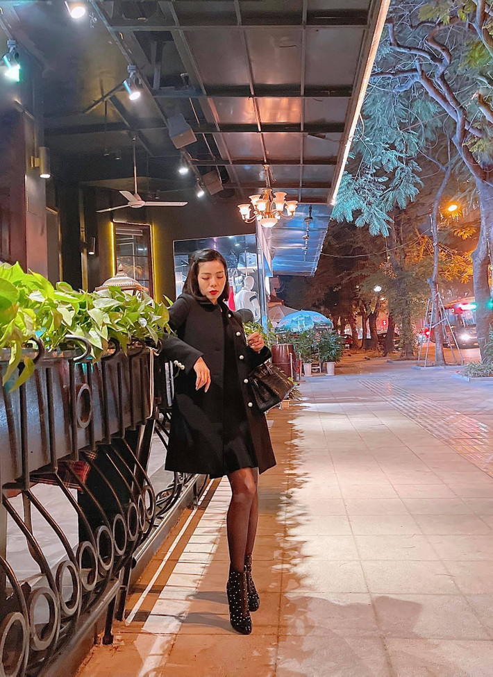 Lệ Quyên đăng ảnh tâm trạng kèm những dòng triết lý: "Cái khó nhất người ta chẳng làm được không phải rời non lấp biển to tát gì, mà đó là tự soi gương vào sâu bên trong bản thân để biết mình sai, mình dở ở đâu rồi hăm hở đổ lỗi cho người khác không à. Thế nên cứ sai hoài, dở hoài và sẽ đánh mất hoài".