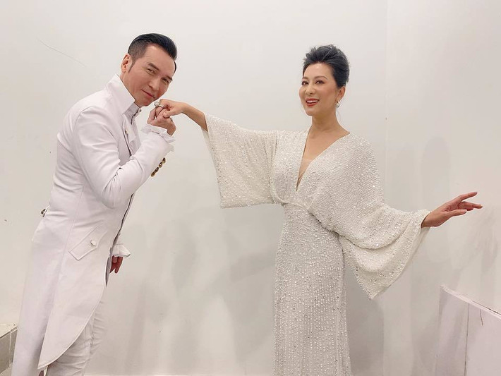 MC Kỳ Duyên gợi cảm hội ngộ cùng ca sĩ Nguyễn Hưng tại một sự kiện ở Quy Nhơn. Ở tuổi 55, cô vẫn khiến người người ngưỡng mộ bởi nhan sắc trẻ trung.