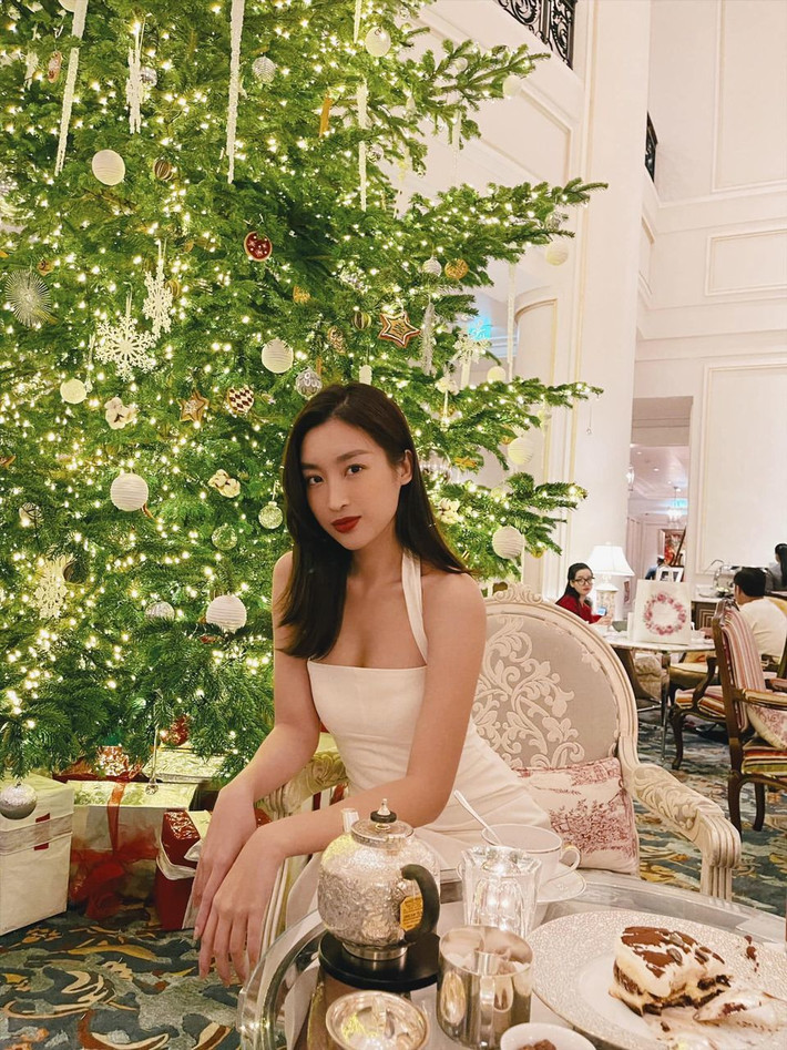 Hoa hậu Đỗ Mỹ Linh diện đầm trắng khoe vòng một gợi cảm.