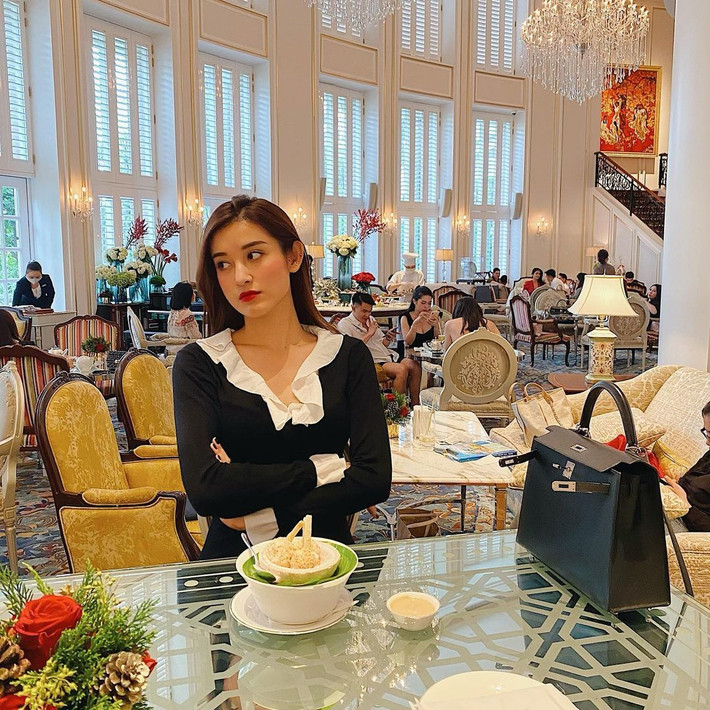 "Hoa trong nghịch cảnh là hoa đẹp nhất, người đáng yêu nhất là người đang xem ảnh này", Á hậu Huyền My 'thả thính'.
