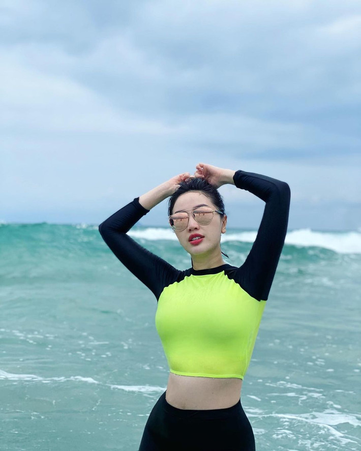Bảo Thy khoe eo thon trước biển.