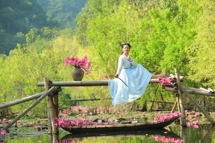 Diễn viên Thu Quế xinh đẹp dịu dàng bên hồ hoa súng.