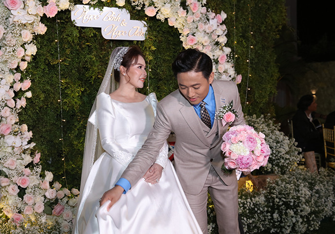 Vợ chồng Quý Bình trong tiệc cưới tối 14/12.