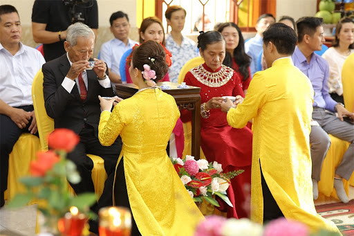 uý Bình và bà xã Ngọc Tiền làm lễ hằng thuận tại chùa Chơn Giác, TP.HCM hôm 10/12.