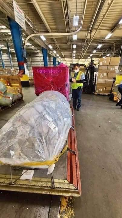 Một thợ máy gốc Việt làm việc ở sân bay Los Angeles vái lạy trước thi hài của cố nghệ sĩ Chí Tài. Cố nghệ sĩ Chí Tài qua đời vào ngày 9/12/2020 do đột quỵ, hưởng thọ 62 tuổi. Nam danh hài được phát hiện nằm bất động tại khu vực cầu thang bộ tầng 7 thuộc chung cư đang sinh sống ở quận Phú Nhuận, Tp.HCM. Dù nhanh chóng được đưa đi cấp cứu nhưng không qua khỏi.