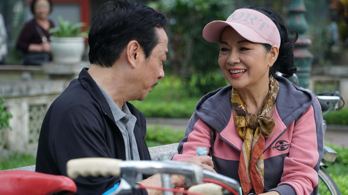 Minh Phương chia sẻ mỗi khi đóng xong cảnh tán tỉnh NSND Hoàng Dũng là chị tự phì cười vì nhân vật của mình.
