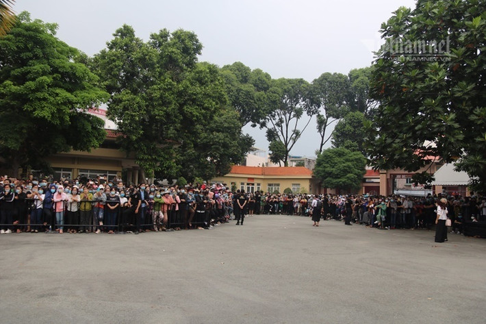 Khán giả càng tới rất đông bên ngoài rào chắn tại khu vực Nhà tang lễ, ai cũng theo dõi và muốn nhìn những giây phút cuối cùng của danh hài ở Việt Nam khi quan tài được di chuyển ra xe tới Sân bay Tân Sơn Nhất để đến Mỹ.