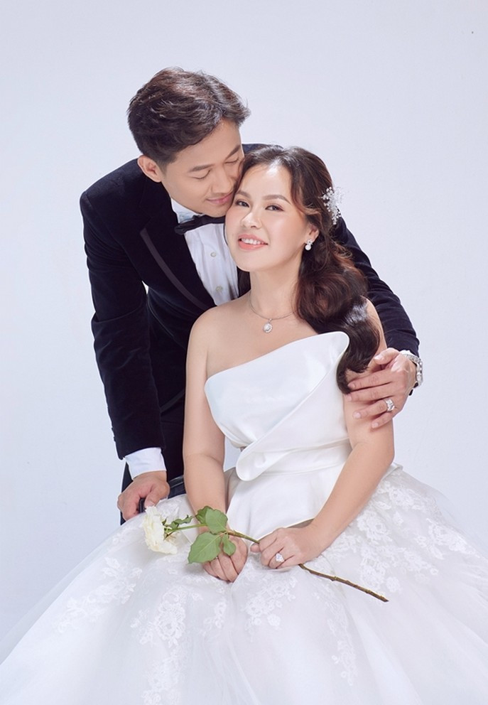 Vài ngày sau hôn lễ, diễn viên Quý Bình và bà xã doanh nhân Ngọc Tiền vừa chia sẻ bộ ảnh cưới được cả 2 thực hiện trong studio.