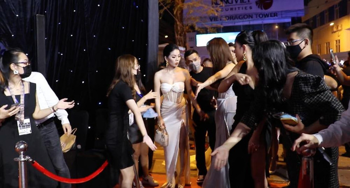 Cụ thể, khi đứng ở khu vực thảm đỏ, nữ diễn viên Tuổi thanh xuân bất ngờ nhìn thấy Lệ Quyên ở phía sau. Ngay lập tức, Nhã Phương đã lùi lại, cúi người chào và mời "nữ hoàng phòng trà" bước lên thảm đỏ trước. Trước hành động của Nhã Phương, ban đầu Lệ Quyên một mực từ chối. Song vì bà xã Trường Giang quá nhiệt tình, Lệ Quyên đã đồng ý và vui vẻ cảm ơn đàn em.