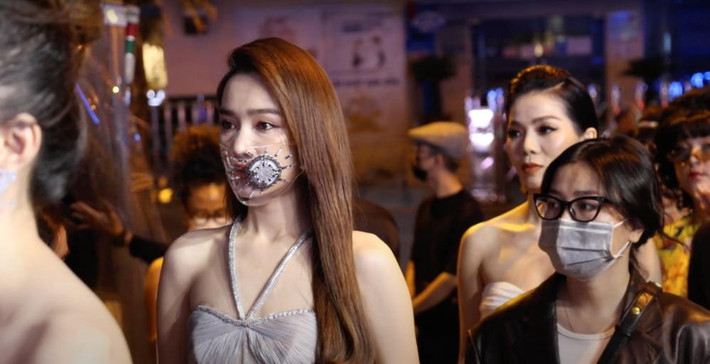 br/> Mới đây, trên mạng xã hội bất ngờ lan truyền hình ảnh Nhã Phương - Lệ Quyên xuất hiện tại thảm đỏ Vietnam International Fashion Week 2020. Điều khiến dân mạng chú ý hơn cả là hành động tinh tế mà Nhã Phương dành cho đàn chị.