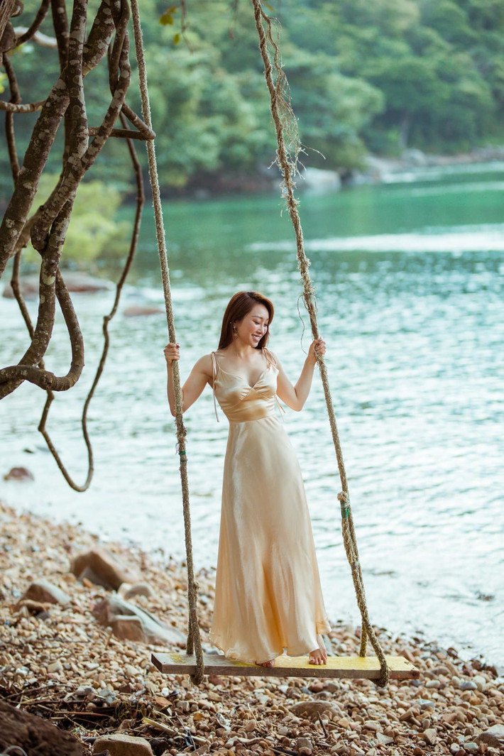 Lý Thùy Chang cảm ơn sóng gió đã kéo cô và bạn trai gần lại còn diễn viên Chi Bảo thấy may mắn vì gặp được người con gái mạnh mẽ, sẵn lòng ở bên anh bất chấp những tác động từ bên ngoài.