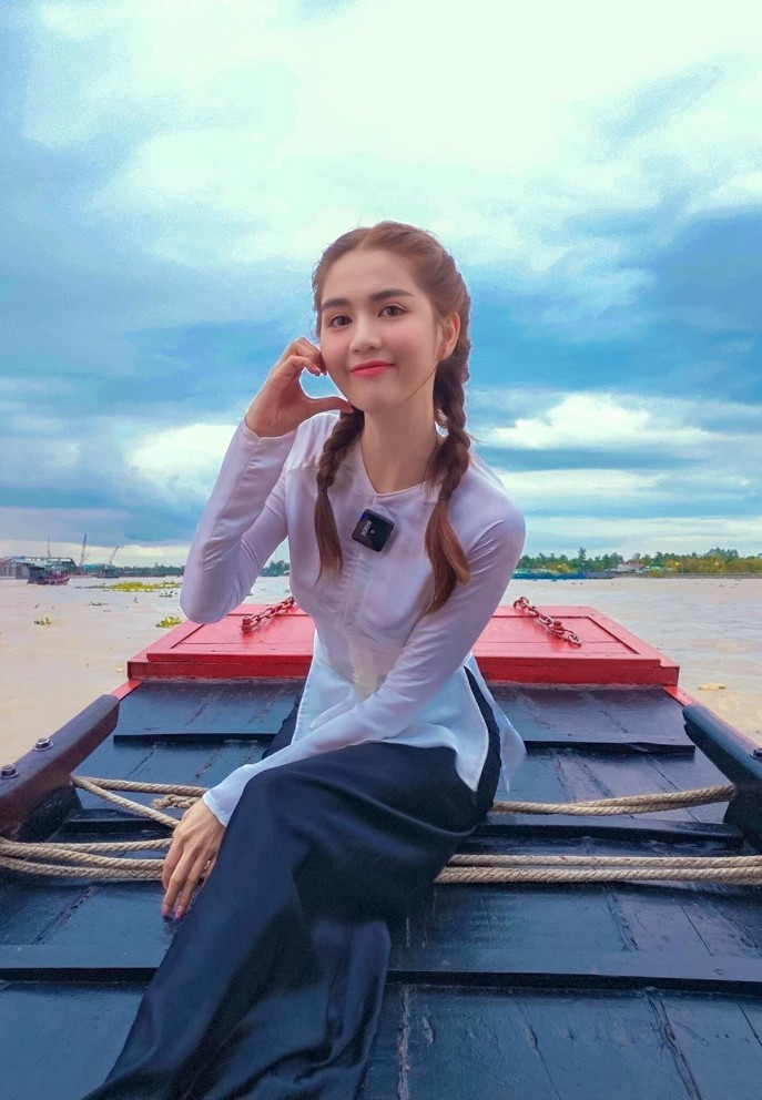 Ngọc Trinh đang ghi hình cho chuỗi chương trình tại miền Tây. Cô hạnh phúc thông báo fanpage cá nhân cán mốc 5 triệu lượt follow.