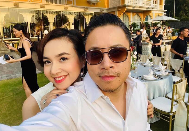Vợ chồng đạo diễn Victor Vũ - Đinh Ngọc Diệp diện đồ tông-xuyệt-tông đi tiệc.