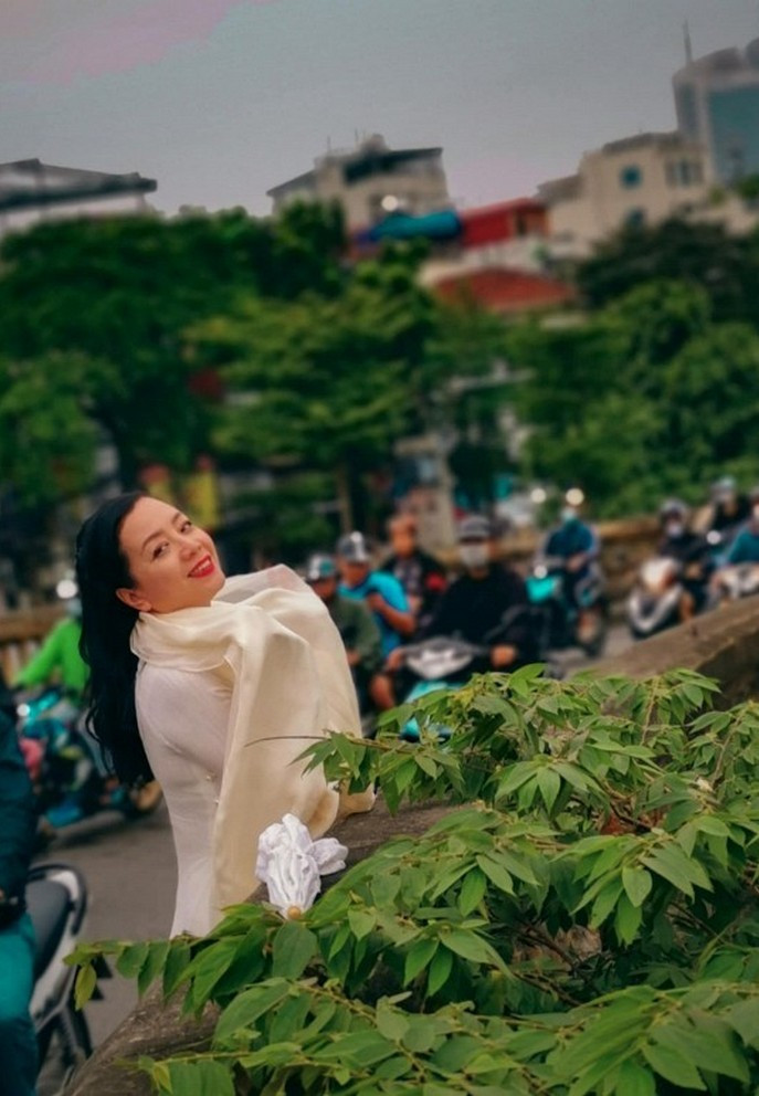 Sao Việt hôm nay ngày 5/11: NSƯT Chiều Xuân diện áo dài trắng thực hiện bộ ảnh phong cách hoài cổ ở cầu Long Biên, Hà Nội.