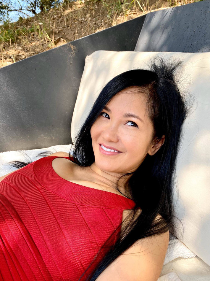 Ca sĩ Hồng Nhung sinh năm 1970 tại Hà Nội. Cô là một trong 4 nữ ca sĩ được mệnh danh là diva của làng âm nhạc Việt Nam đương đại.