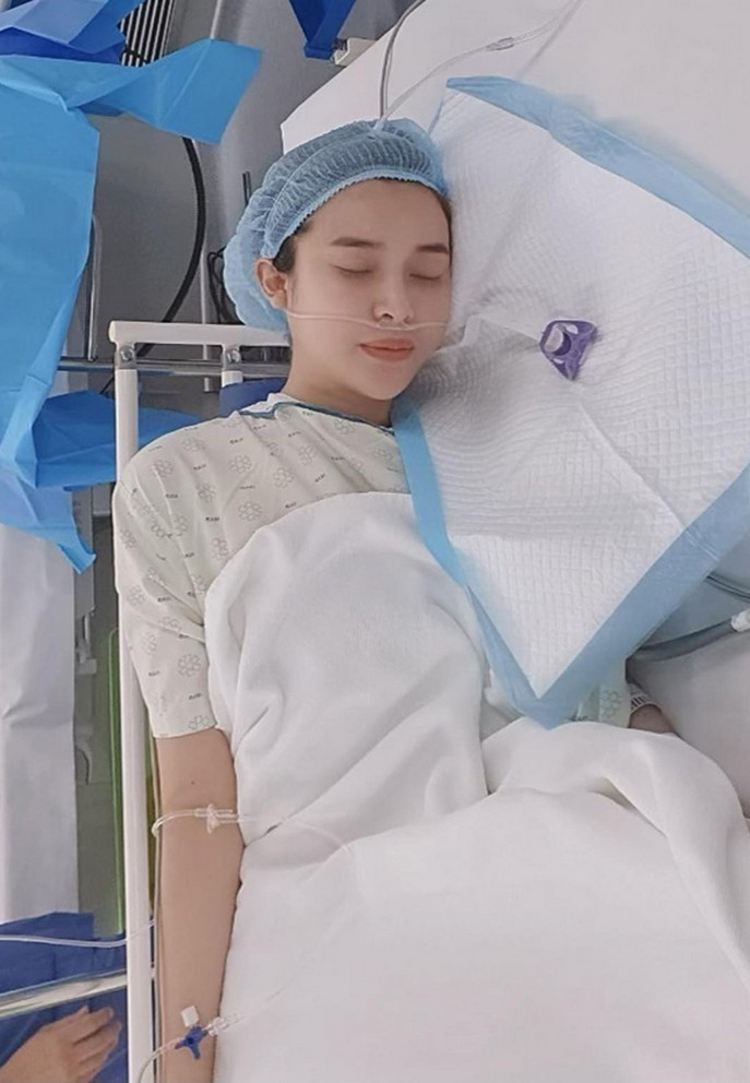 Cao Thái Hà nhập viện cấp cứu do làm việc quá sức. "Một lúc nào đó sẽ nhận ra, có hết mọi thứ mà không có sức khoẻ thì mọi thứ cũng sẽ bằng 0. Từ giờ sẽ tuyệt đối quan tâm đến sức khoẻ của bản thân", nữ diễn viên chia sẻ. Bên dưới bài viết, nhiều đồng nghiệp, khán giả để lại bình luận chúc nữ diễn viên Cao Thái Hà sớm hồi phục.
