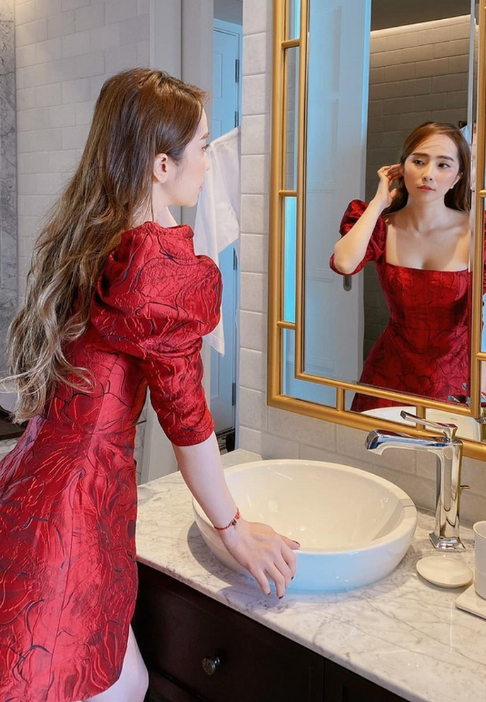 Quỳnh Nga chụp ảnh bên gương, bày tỏ trăn trở về giá trị con người trong cuộc sống.