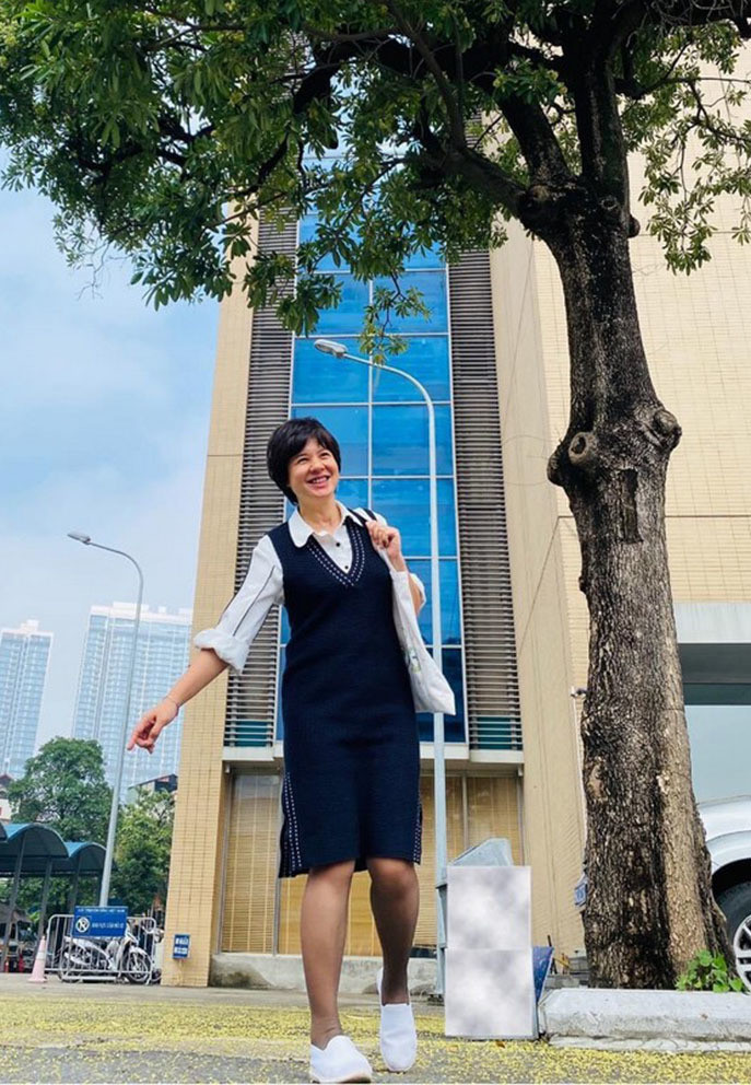 MC Diễm Quỳnh hào hứng ngắm nhìn những cây hoa sữa trong tiết trời thu Hà Nội.