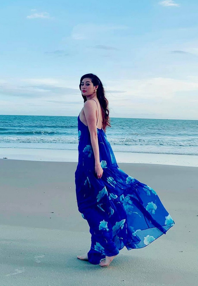 Hoa hậu Khánh Vân có chuyến dạo biển đầu tuần. Bộ váy màu xanh da trời cùng lối trang điểm đậm khiến người đẹp già đi trông thấy.