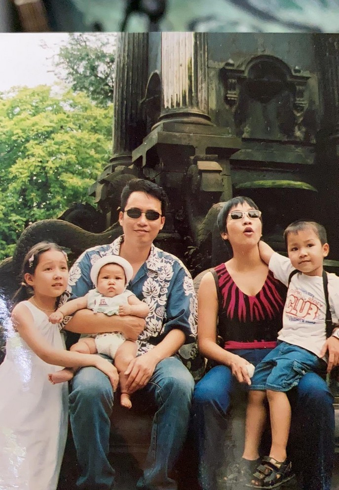 Gia đình Diva Mỹ Linh - nhạc sĩ Anh Quân với tấm ảnh kỷ niệm lúc cả gia đình cùng đi công viên cách đây hơn 10 năm.