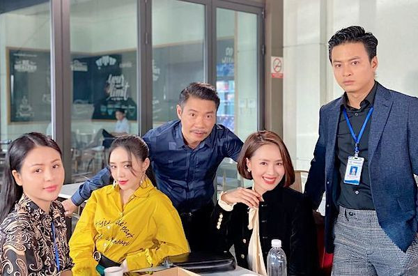 Đăng ảnh bên các đồng nghiệp NSND Công Lý tếu táo: "Trông thế thôi chứ chẳng liên quan đâu''.
