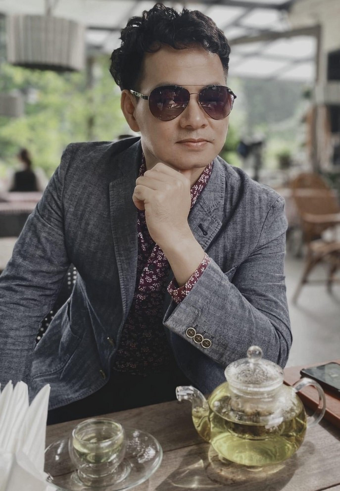 Nghệ sĩ Xuân Bắc đăng ảnh tạo dáng ngầu bên bàn trà. Anh chia sẻ quan điểm cá nhân về hình mẫu một người đàn ông lý tưởng trong cuộc sống.