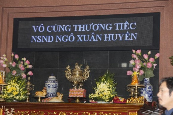 Không chỉ là một đạo diễn tài ba mà còn là một người thầy của nhiều thế hệ học trò nên sáng nay nhiều nghệ sĩ Việt như Hoàng Dũng, Chiều Xuân, Giang Còi, Công Lý, Xuân Bắc, Trung Hiếu.... đã đến tiễn đưa NSND Xuân Huyền và chia buồn cùng gia đình. Hầu hết các nghệ sĩ không khỏi xúc động và bật khóc khi đến viếng nghệ sĩ gạo cội.
