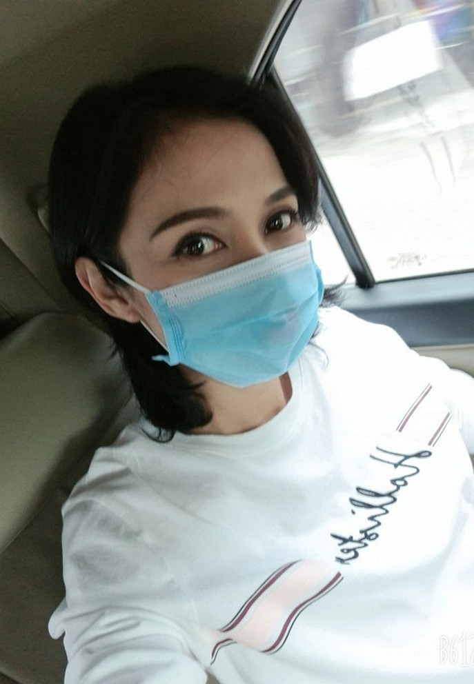 Việt Trinh tranh thủ selfie khi ngồi trên xe ô tô. "Thanh niên nghiêm túc chấp hành đúng nội quy phòng chống Covid nha!", nữ diễn viên viết.