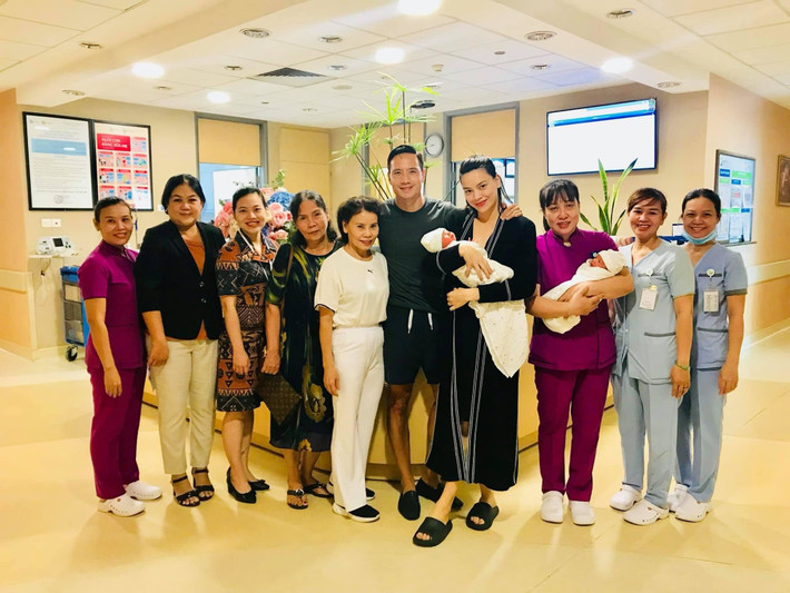 Hồ Ngọc Hà đăng ảnh hai con sinh đôi bên Kim Lý và mẹ ruột và người thân và gửi lời cảm ơn đến bạn bè đã dành những lời chúc tốt đẹp cho gia đình cô.
