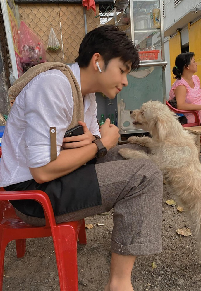 Jun Phạm yêu thích và chơi đùa cùng chú chó tình cờ bắt gặp trên phim trường.