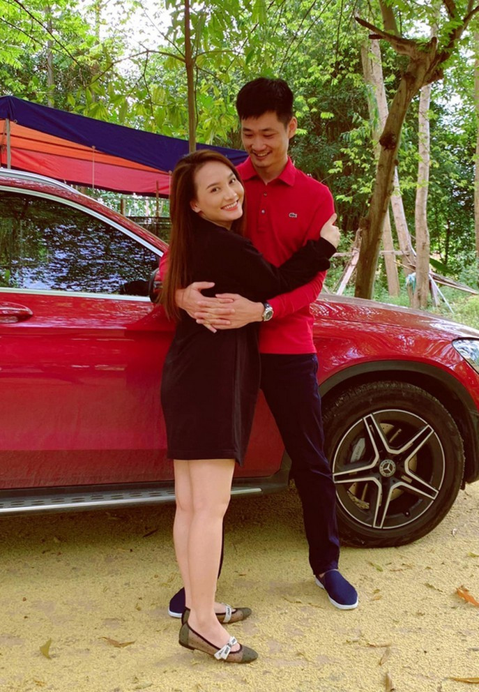 Bảo Thanh tình cảm ôm ấp chồng khi về quê. Nữ diễn viên Bảo Thanh tạm ngưng hoạt động nghệ thuật từ lúc biết mình mang thai lần 2.