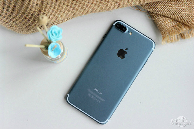 Nếu bạn là một cô gái mạnh mẽ, cá tính thì nên chọn chiếc iPhone 7 màu xanh đậm như thế này.
