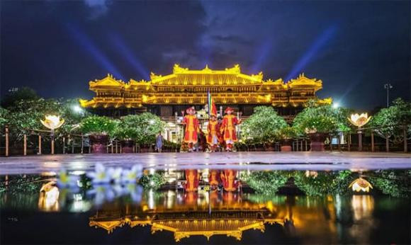 Thành phố Huế (Trước đây là tỉnh Thừa Thiên Huế) là cửa ngõ phía Nam của vùng Bắc Trung Bộ, miền Trung, Việt Nam. Thành phố có tổng diện tích là 5.048,20 km², xếp thứ 29 toàn quốc. Dân số 1.128.620 người, xếp thứ 40 toàn quốc. Về mặt hành chính, thành phố Huế được chia thành 09 đơn vị cấp quận huyện, trong đó bao gồm 02 Quận, 03 thị xã và 04 huyện.