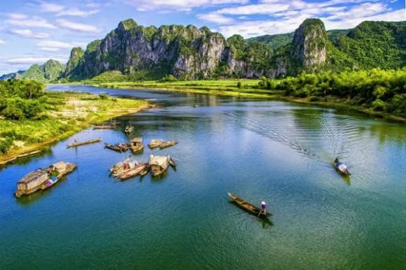 Sau 14 năm, tháng 4/1989, đáp ứng nguyện vọng của Đảng bộ và nhân dân Bình Trị Thiên, Trung ương Đảng quyết định tách 3 tỉnh về địa giới cũ. Quảng Bình là tỉnh thuộc duyên hải Bắc Trung Bộ. Tỉnh Quảng Bình có phía Bắc giáp tỉnh Hà Tĩnh, phía Nam giáp tỉnh Quảng Trị, phía Đông giáp biển với chiều dài trên 116,04 km, thềm lục địa có diện tích 20.000 km2 và đường biên giới phía Tây giáp Lào có tổng chiều dài 222,118 km. Tỉnh có diện tích tự nhiên là 7.998,76 km2, chiếm 2,41% diện tích toàn quốc và dân số trung bình năm 2022 là 913.862 người.
