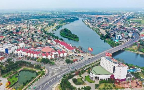 Tỉnh đóng vai trò quan trọng trong giao thương hàng hóa và hàng khách tuyến Đông - Tây nhờ có Quốc lộ 12A kết nối Quảng Bình với Lào và từ Lào sang miền Bắc Thái Lan và Myanmar.