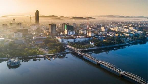 Quảng Trịlà một tỉnh nằm ở dải đất miền Trung, nơi chuyển tiếp giữa hai miền địa lý Bắc - Nam. Với tọa độ địa lý này, Quảng Trị được tạo nên bởi một không gian lãnh thổ mang sắc thái khí hậu nhiệt đới ẩm, điển hình của vòng đai nội chí tuyến Bắc bán cầu và chịu ảnh hưởng rất lớn của biển Đông. Quảng Trị hiện bao gồm 1 thành phố, 1 thị xã, 8 huyện và 125 đơn vị hành chính cấp xã.