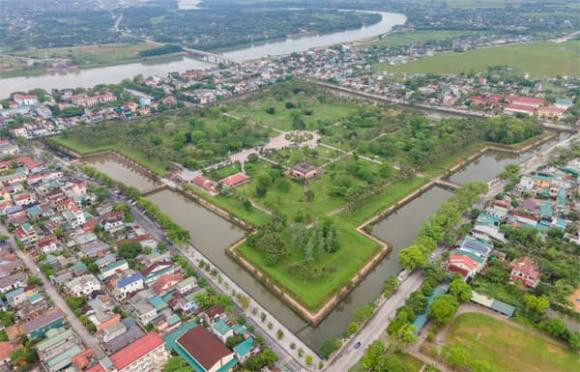 Quảng Bình có 8 đơn vị hành chính cấp huyện, gồm 5 huyện/thị xã ven biển (các huyện Quảng Trạch, Bố Trạch, Quảng Ninh, Lệ Thủy và thị xã Ba Đồn), 2 huyện vùng núi (Tuyên Hóa, Minh Hóa) và thành phố Đồng Hới là trung tâm của tỉnh; 151 đơn vị hành chính cấp xã, bao gồm 15 phường, 08 thị trấn và 128 xã.