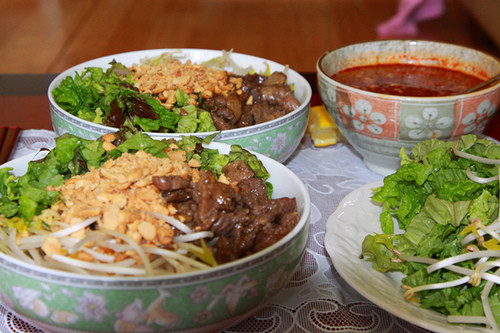 Bún bò Nam bộ cũng xuất hiện ở Hà Nội từ rất lâu và là một trong các món trộn được người Hà Thành ưu ái nhất.