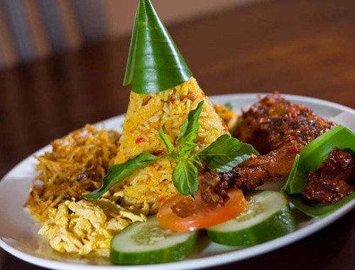 Kuning là món ăn được làm từ một loại gạo vàng đặc biệt thường được người dân Bali dùng trong các dịp lễ hội, cúng tế. Sau khi được nấu chín khéo léo với nước cốt dừa, nước hầm gà, gia vị thơm, cơm được nắn thành nắm như ngọn tháp.