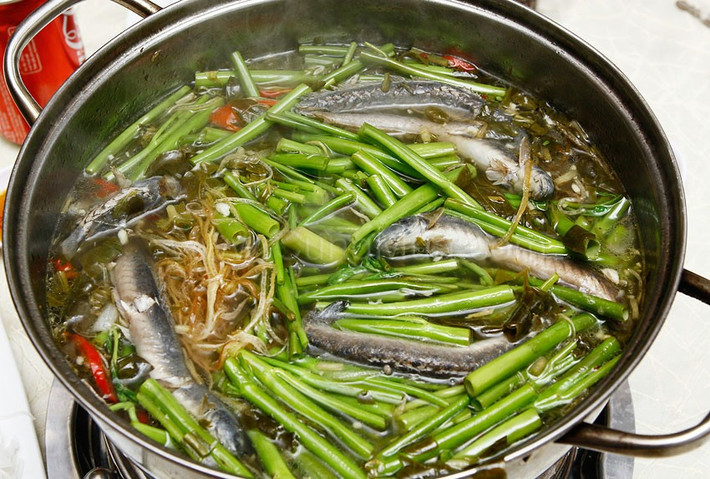 Lẩu cá kèo ở miền Nam rất phổ biến ở Hà Nội. Món ăn lôi cuốn thực khách bởi vị nước dùng chua chua, ngọt ngọt, thơm mùi lá giang (thứ lá chỉ có ở vùng đất Nam bộ), thêm nữa là những con cá kèo bé nhưng thân béo tròn múp míp, thịt mềm, ngọt, ăn rất đã.
