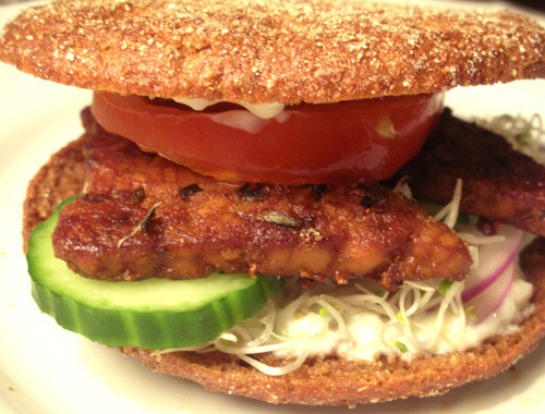Tempeh là món bánh làm bằng đậu nành và bột gạo qua dạng lên men thường được chiên giòn và có mầu xám đậm được bán trên thị trường dưới hình thức tươi hay đông lạnh.