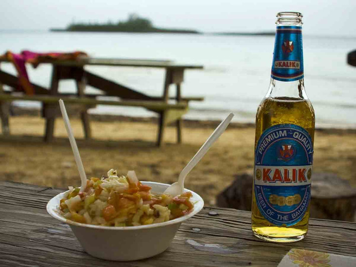 “Conch” là một món ăn yêu thích của người dân Bahamas, được làm từ ốc xà cừ, chế biến thành nhiều kiểu như salad, chiên, hấp… uống kèm với bia lạnh.