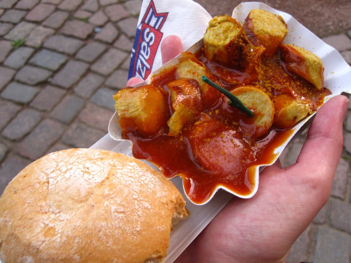 Currywurst là món ăn truyền thống phổ biến và đặc trưng nhất tại Berlin. Trong tiếng Đức Wurst nghĩa là xúc xích.