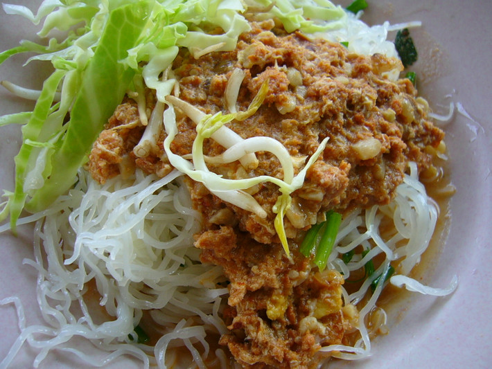 Món này thường được trộn cùng với cà ri. Sẽ rất tuyệt khi bạn ăn kèm với rau sống, dưa chuột giấm và các loại rau chần.
