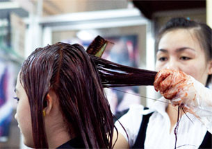 Với các chất hóa học tiềm ẩn những nguy cơ gây hại cho thai nhi, bà bầu nên tránh nhuộm tóc...