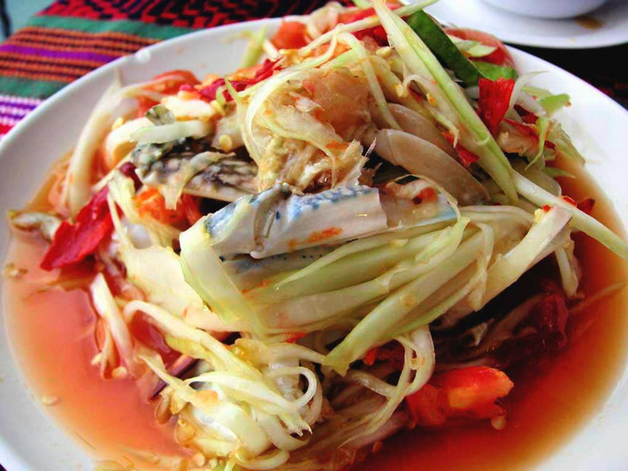 Món này mang đầy đủ các vị cơ bản của ẩm thực Thái Lan: vị chua của chanh, vị ngọt của đường thốt nốt, vị mặn của nước mắm và vị cay của ớt.