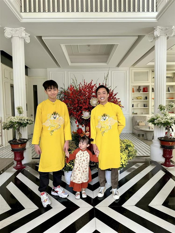 Trong ảnh, nhóc tỳ nhà nam doanh nhân gây ngỡ ngàng khi lớn phổng phao, thậm chí vượt hẳn chiều cao bố dù mới trong giai đoạn đầu dậy thì.