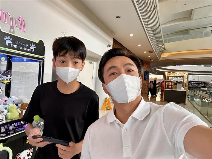 br/> Mới đây, Cường Đô La chia sẻ khoảnh khắc thư giãn cuối tuần bên quý tử Subeo trên mạng xã hội. Subeo với chiều cao ấn tượng trong ảnh bố chia sẻ.