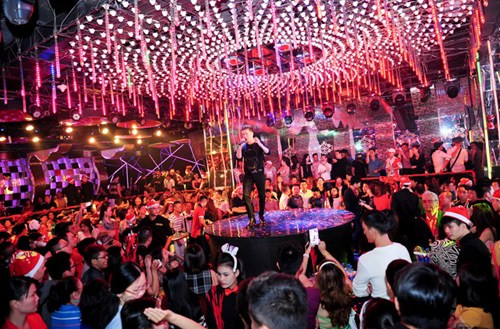 Màn biểu diễn bốc lửa của Mr. Đàm khiến sân khấu trở nên sôi động vô cùng náo nhiệt.